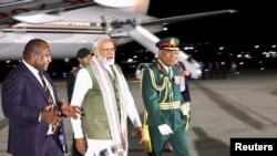 印度總理莫迪2023年5月21日晚抵達巴布亞新幾內亞訪問並受到總理馬拉佩的親自迎接。（巴新政府照片））