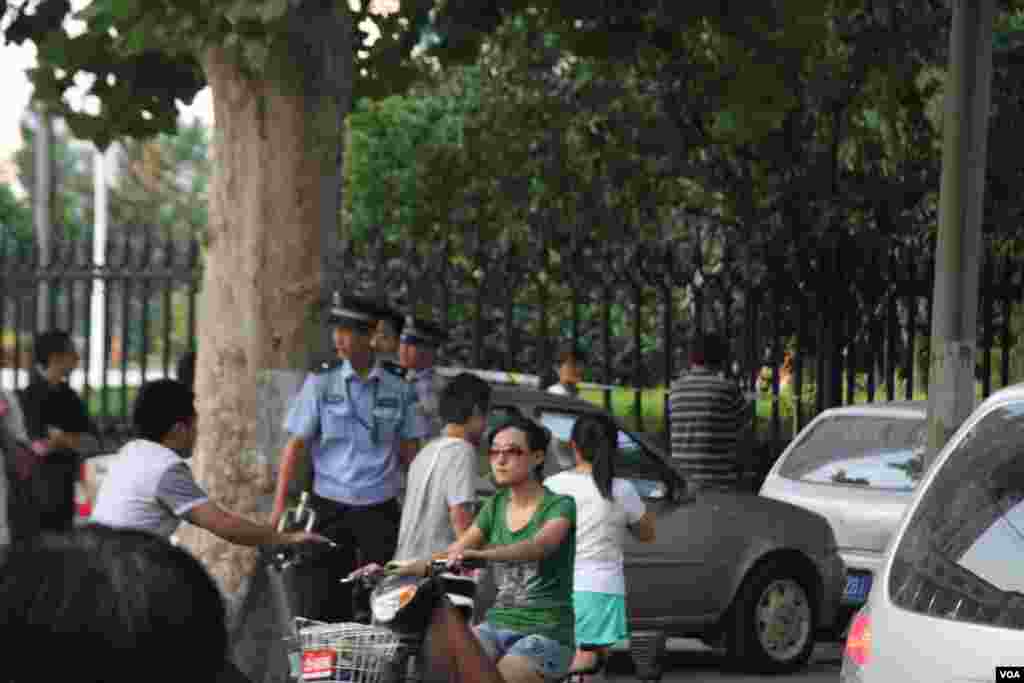 济南中级人民法院附近街头的公安人员