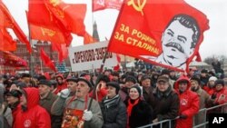 俄羅斯共產黨的支持者星期天在莫斯科克裡姆林宮附近舉行集會