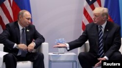 2017年7月7日美國總統川普與俄羅斯總統普京於漢堡舉行的G-20鋒會上會面時資料照。