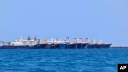 资料照片- 图中 220艘中国船只中的一些停泊在牛轭礁周边。（2021年3月7日）