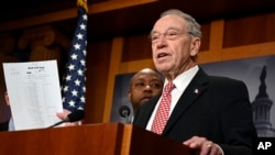 參議院財政委員會主席、愛奧華州聯邦參議員格拉斯利在國會山的一次記者會上講話。 (資料圖片)