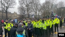 2月8日倫敦警方與示威者商討在場示威的秩序安排。（攝影：美國之音鄭樂捷）