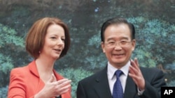 澳大利亚总理吉拉德和中国总理温家宝交谈