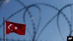 鐵絲網後的土耳其國旗