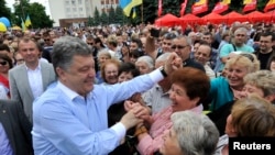 2014年5月20日烏克蘭商人，政治家和總統候選人波羅申科在烏曼會見支持者