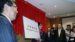 台灣陸委會主委賴幸媛卸下舊招牌, 左為中華旅行社總經理楊家駿