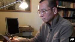 視頻截圖顯示劉曉波在家裡閱讀一個文件（2008年1月6日）