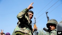 敘利亞官方通訊社3月7日公佈的照片顯示，東古塔地區大舉進攻的敘利亞政府軍戰士打著勝利的手勢。