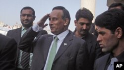 巴基斯坦前任駐美國大使侯賽因•哈卡尼(中)(資料圖片)