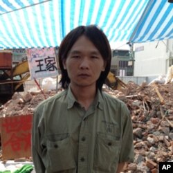 目睹警察强拆过程的大学生张立本