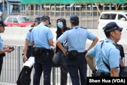 2019年7月7日警察在西九龍高鐵車站外對一名行人進行盤查 （美國之音記者申華拍攝）