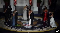 Президент Дональд Трамп и первая леди Мелания Трамп, вице-президент Джей Ди Вэнс и вторая леди Уша Вэнс танцуют на «Звездный балу» в рамках торжеств по случаю 60-й инаугурации президента в Вашингтоне, 20 января 2025 года