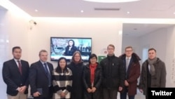 律师余文生的妻子许艳，2月15日在709律师王宇的陪伴下，会晤欧盟、德美法荷、瑞士、瑞典和捷克等国驻华使馆的人权官员 （维权网）