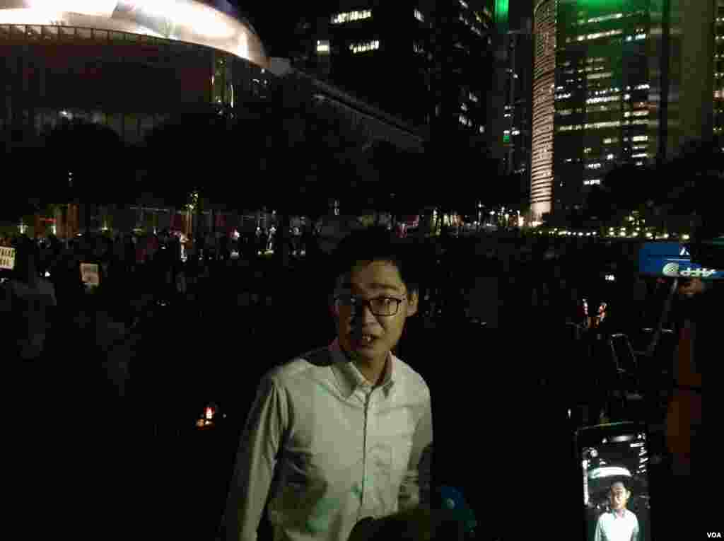 集會開始前民族黨陳浩天接受媒體採訪(美國之音海彥拍攝)