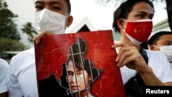 緬甸民眾手舉昂山素姬畫像聚集在泰國曼谷的聯合國機構前。（2021年2月2日）