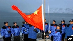  中国的一支北极探险队2001年10月31日在挪威斯瓦尔巴群岛举起中国国旗建立中国研究站。