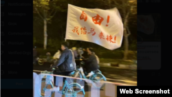 河南郑州日前掀起大学生夜骑自行车前往邻近城市开封的热潮。（照片来自X社媒“李老师不是你老师”博主发布的照片。2024年11月10日）