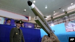 资料照片：伊朗国防部展示的新型短程地对地导弹。(2018年8月13日)