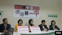 台灣立法院民進黨團記者會現場（美國之音記者楊明）