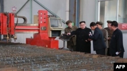 北韓領導人金正恩參觀“3月16日工廠”。（2017年11月4日）