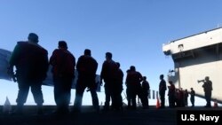 美国海军罗斯福号航空母舰的水兵在甲板上进行武器训练（美国海军2020年3月22日）