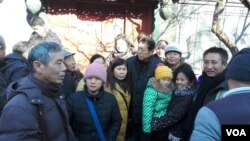 赵紫阳之子赵二军（中）与辽宁维权人士姜家文（左一）等景仰者在一起 (2016年1月17日俞梅荪拍摄)