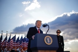 离任总统特朗普在机场发表告别讲话。（2021年1月20日）