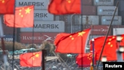 資料照片: 2025年2月7日，中國上海洋山深水港的貨櫃。