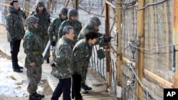 南韓總統朴槿惠(右二)南北韓邊界觀看北韓情形。 (2013年12月24日) 