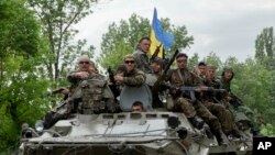 烏克蘭士兵駕裝甲車行使在頓涅茨克。2014年5月22日拍攝