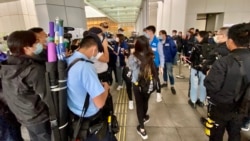 大批警員在高等法院出入口戒備，向部分輪候旁聽席的市民發出防疫限聚令告票。(美國之音 湯惠芸)