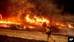 一名美國加州的消防隊員查看山火火情。 （2020年10月1日）