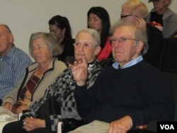 曾在香港报道中国的记者佛朗森（右一）出席记录片首映会(美国之音记者 容易拍摄)