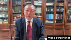 周孝正教授接受美国之音采访(视频截图)