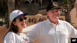 前“环球小姐”，委内瑞拉人艾丽西亚•马查多和川普在川普的俱乐部里合影（1997年2月15日）