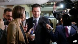 美国众议院情报委员会主席努涅斯3月28日参加众议院议长保罗·瑞安主持的共和党每周例行会议。努涅斯抵达国会山时被众多记者围着采访。