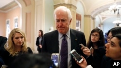 共和黨聯邦參議員科寧（Sen. John Cornyn, R-TX）在國會大廈接受記者提問。（2017年1月3日）