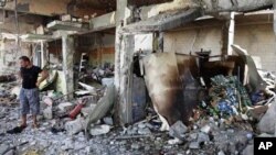 伊拉克一家銀行外發生兩宗炸彈爆炸﹐造成至少15人死亡。