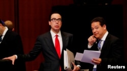 美国财政部长姆努钦6月8日在20国集团财长会议上与别国代表谈话。