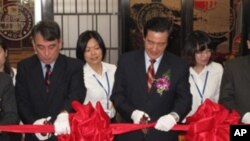 台灣總統馬英九出席美國在台協會舉辦的[美國人在台灣的足跡特展]與在臺協會處長司徒文剪綵