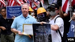 美國駐港總領事館派代表接收遊行人士的請願信及聯署宣言。(攝影: 美國之音湯惠芸）