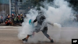 香港一名反送中抗议者把港警发射的一枚催泪弹抛回向港警。（2019年9月29日）
