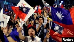 在野黨國民黨高雄市長候選人韓國瑜取得地方選舉勝利後，他的支持者舉行慶祝。 （2018年11月24日）