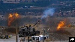 ກອງກໍາລັງອິສຣາແອລ ຍິງປືນໃຫຍ່ຈາກຖານຂອງພວກເຂົາເຈົ້າ ໃສ່ບໍລິເວນຊາຍແດນກັບເລບານອນ ລຸນຫຼັງມີການໂຈມຕີດ້ວຍລູກຈະຫຼວດ ຈາກເລບານອນ.