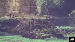 韩国国防部2024年6月18日发布朝鲜军人在边境地区修建军事设施的照片。