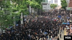 香港灣仔總部外的抗議民眾(2019年6月21日) (美國之音湯惠芸拍攝)