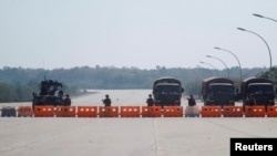 緬甸政府軍2021年2月1日發動政變奪取政權，軍方在首都內比都通往議會大廈的道路上設置檢查關卡。 （路透社）