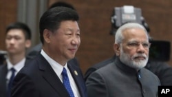 2017年9月5日，在中国厦门举行的金砖国家峰会期间，中国国家主席习近平和印度总理纳伦德拉·莫迪前往参加“新兴市场和发展中国家”对话会。