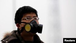 一名北京市民戴上口罩